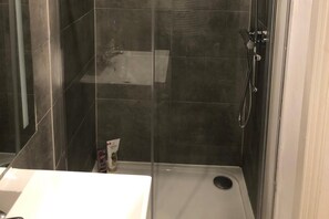 Apartment | Bathroom | Combined shower/tub, deep soaking tub, hair dryer, towels - Batterseaflat/sleeps6/refurbished/tv (London)