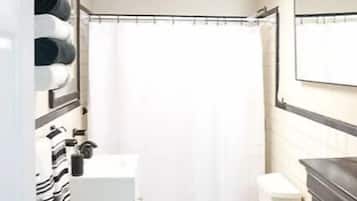 Douche, séchoir à cheveux, serviettes fournies, savon