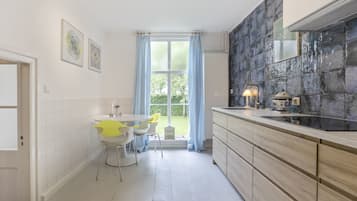 Een koelkast, een oven, een kookplaat, een vaatwasser