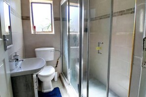 Shower, deep soaking tub, hair dryer, towels - Sunset Bliss Paradise in Lilongwe (Lilongwe)
