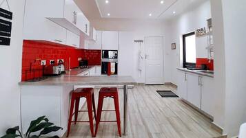 Casa | Cuina privada | Frigorífic, microones, forn i placa de cuina