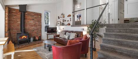 智能电视、壁炉、书