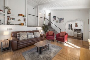 Smart TV, fireplace, books - Cute Donner Lake Cabin Near Sugar Bowl and Royal Gorge on Old Hwy 40! (Truckee)