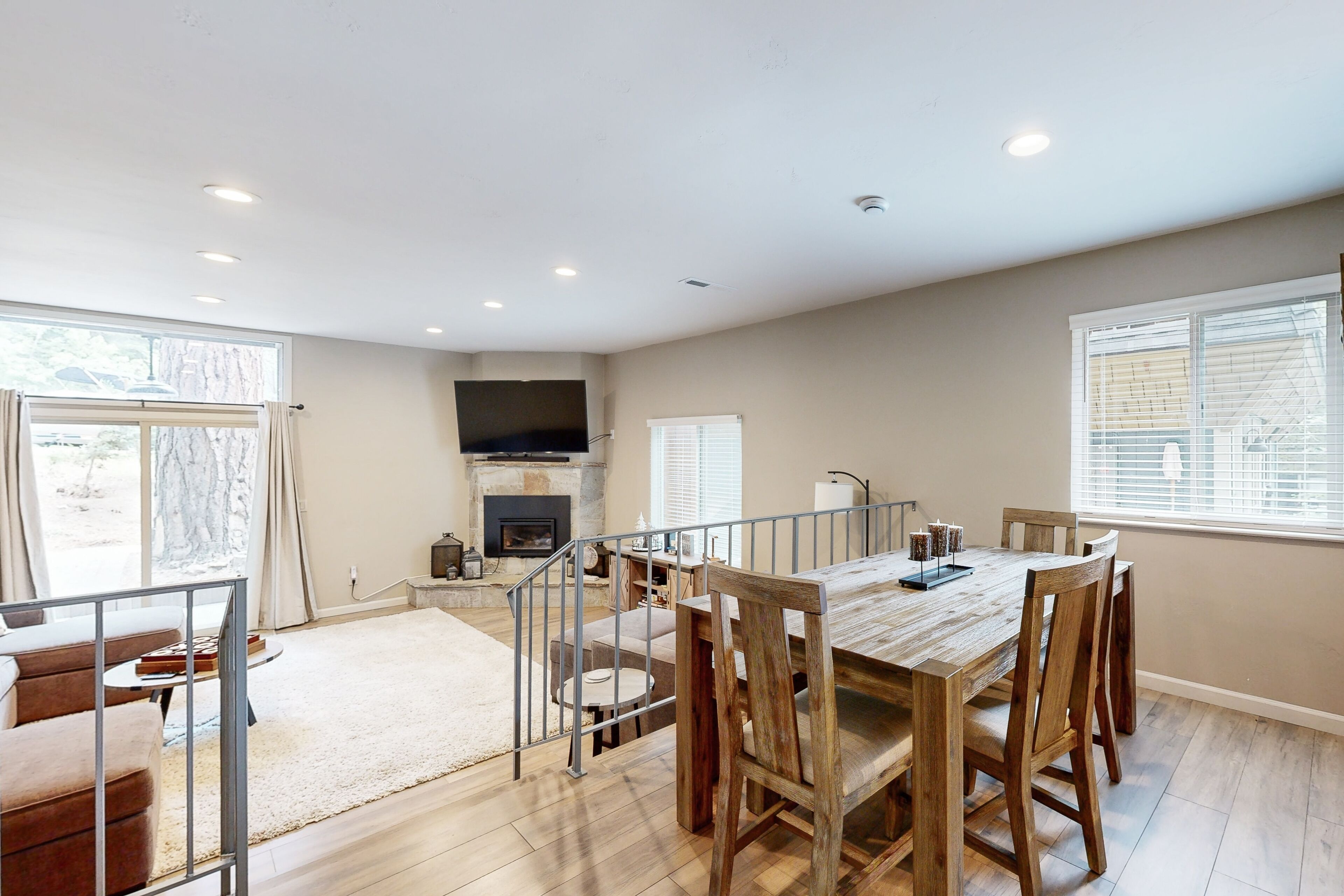 Charming townhome w/ modern touches, great outdoor space, free WiFi