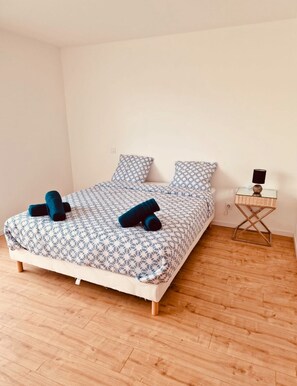 5 bedrooms, WiFi, bed sheets