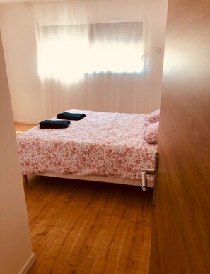 5 bedrooms, WiFi, bed sheets