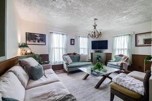 Unclassified image, 5 of 33, button - Historic Colonial Retreat in Downtown Brunswick (Brunswick)