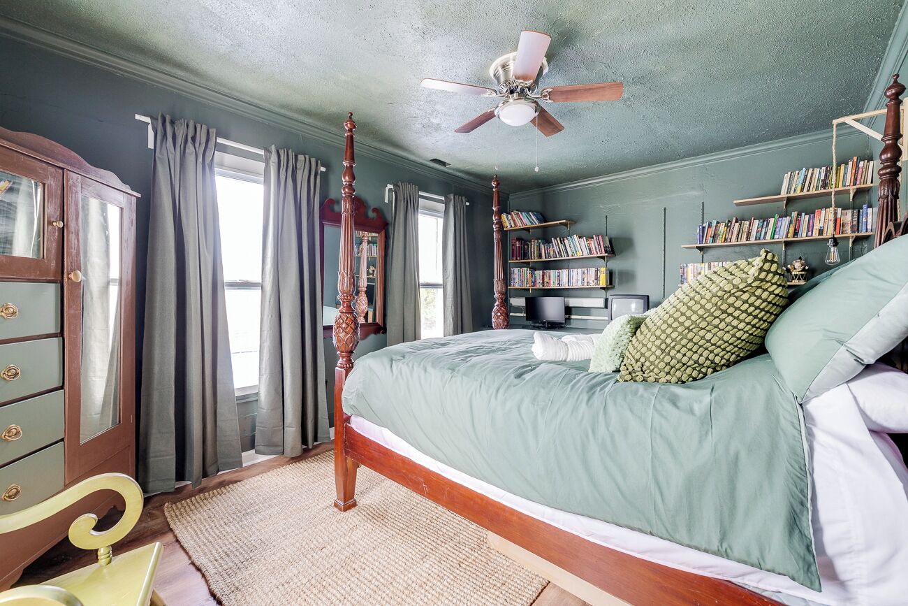 4 bedrooms, desk, iron/ironing board, WiFi