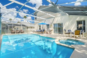 Una piscina al aire libre, una piscina climatizada