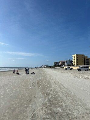 Nær stranden, solsenger og strandhåndklær