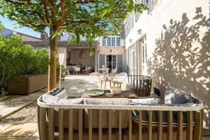 Outdoor dining - Historic renovated house with heated pool (ST MARTIN DE RE)