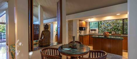 Una cocina moderna con una isla grande, armarios de madera y vistas al exterior.