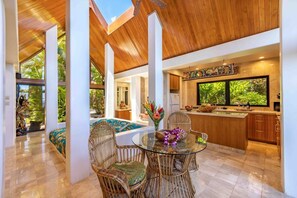 Luxury-Bungalow, Mehrere Betten, Nichtraucher, eigenes Bad | Essbereich im Zimmer