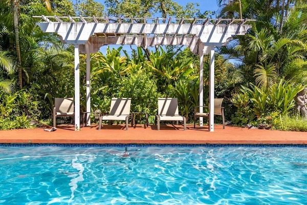 Utomhuspool, parasoller och solstolar