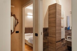 Apartment | Badezimmer | Dusche, kostenlose Toilettenartikel, Haartrockner, Bidet