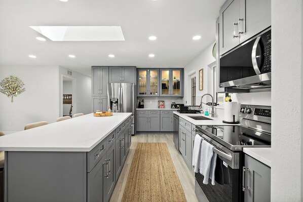 Fridge, microwave, oven, stovetop - Palmasis Oasis - A Picturesque Luxury waterfront Getaway (Palm Coast)