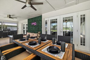 Outdoor dining - Palmasis Oasis - A Picturesque Luxury waterfront Getaway (Palm Coast)