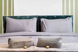 A bed with two pillows, a blanket, and two small pillows on a bed. - The Old Laundry/Town Centre/FREE Parking (Worthing)