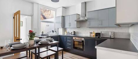 Refrigerador, microondas, horno y parrilla de estufa