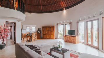 Villa Confort, piscine privée, vue jardin | Coin séjour | Télévision à écran plat