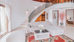 Villa – comfort, privat basseng, hageutsikt | Oppholdsområde | Flatskjerm-TV
