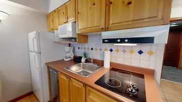 Fridge, microwave, dishwasher, coffee/tea maker