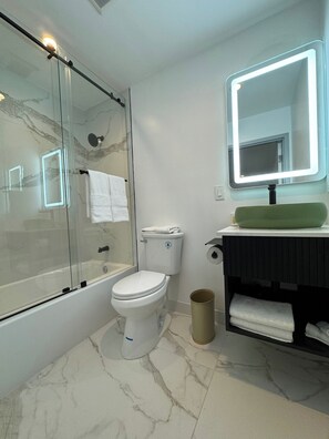 Bathtub, hair dryer, towels, soap - Hotel Rudra - Hollywood (Los Angeles)