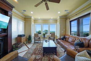 TV connectée, cheminée, médiathèque, espaces bureaux