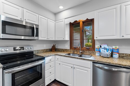 Above The Green - In Rumbling Bald Resort - Spacious 5BR / 3.5BA - On The Golf Course