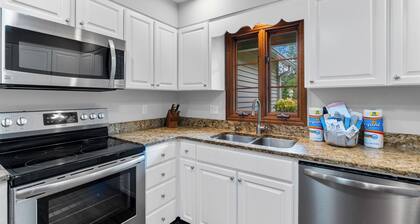 Above The Green - In Rumbling Bald Resort - Spacious 5BR / 3.5BA - On The Golf Course