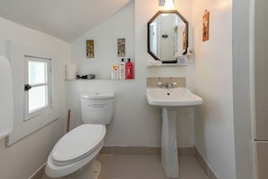 Hair dryer, towels, soap, toilet paper - Funny Harbor Room(Breakfast Included)-Niagara Inn Bed&Breakfast (Niagara Falls)