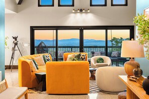 TV connectée, cheminée, jeux vidéo, baby-foot