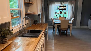 Geladeira, micro-ondas, fogão, cooktop