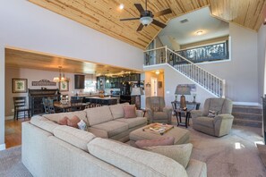 Fernseher, Kamin, Tischfußball