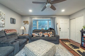 TV, lareira, livros, escritórios