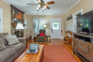 TV, fireplace, DVD player - Cabin Fever | Pet-friendly Log Cabin in the Heart of Black Mountain! (Black Mountain)