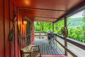 Outdoor dining - Petite Retreat | Romantic, Hot Tub, Pet Friendly + 15 min. to Downtown AVL! (Asheville)