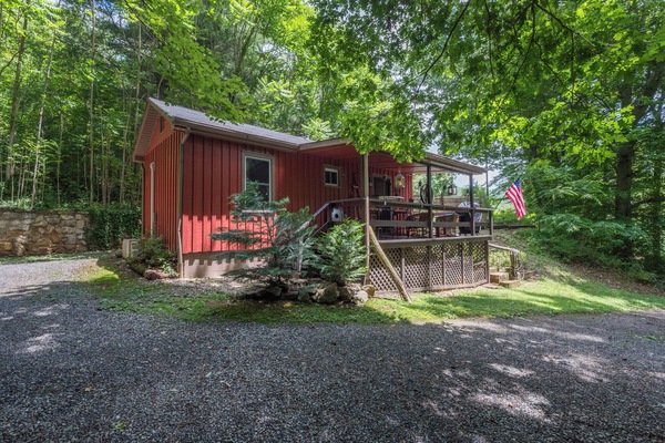 Welcome to Country Cottage Getaway—a charming one-bedroom retreat nestled on a quiet country road, just 15 minutes from downtown Asheville.