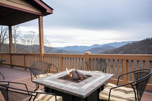 Outdoor dining - Viewmont | Deck, Fire Pit & Breathtaking Mountain Views! (Black Mountain)