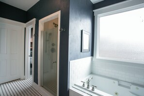 Shower, jetted tub, hair dryer, towels - Viewmont | Deck, Fire Pit & Breathtaking Mountain Views! (Black Mountain)