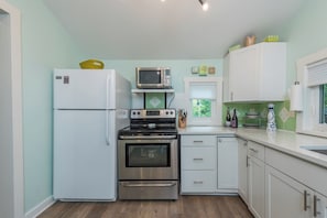 Refrigerador, microondas, horno y parrilla de estufa 