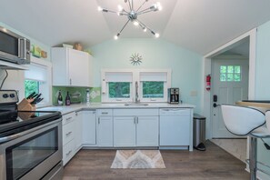 Kylskåp, mikrovågsugn, ugn och spishäll