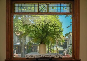 Interior - Plum Room(Breakfast Included)-Niagara Inn Bed&Breakfast (Niagara Falls)