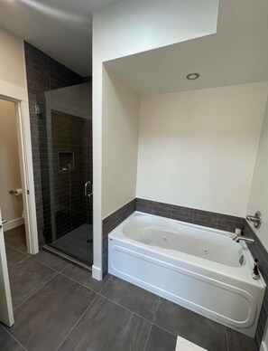 Shower, jetted bath, hair dryer, towels - Beautiful Private Residence at Spirit Ridge  (Osoyoos)