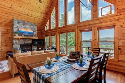 Raven Cliff - Mountain Views/7 Person Hot Tub