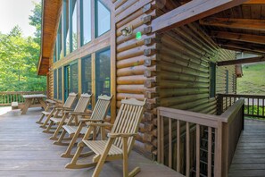 Terrace/patio - Raven Cliff - Mountain Views/7 Person Hot Tub (Mars Hill)