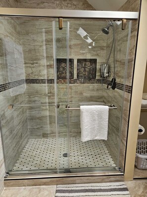 Haartrockner, Bidet, Handtücher, Seife