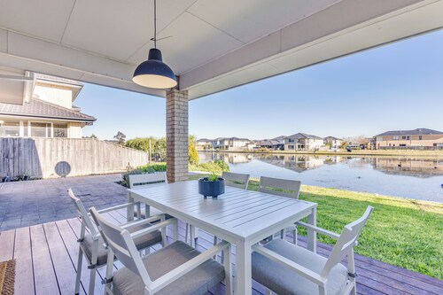 StayAU Magnificent Lakefront Villa 