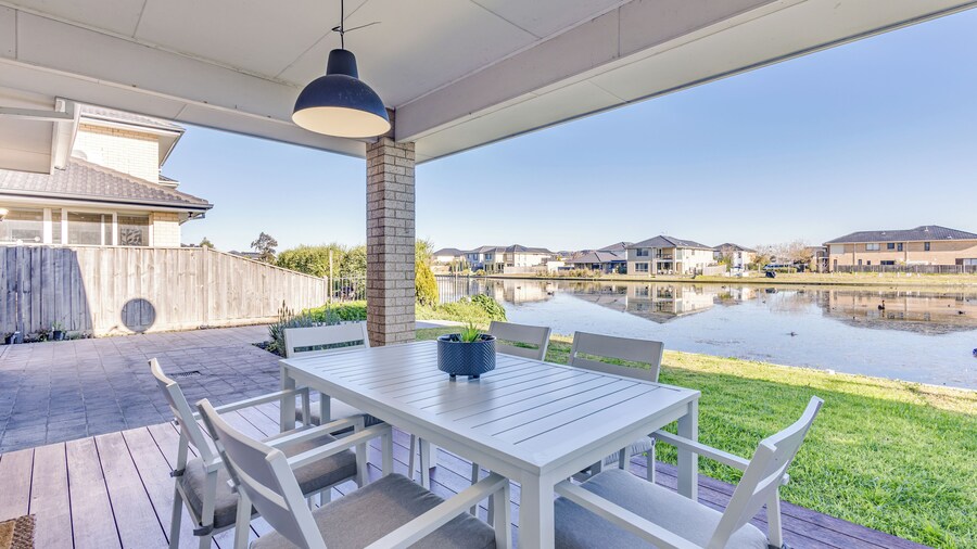 StayAU Magnificent Lakefront Villa