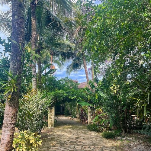 Tropical Mansion for up to 10 People (Exclusive Villa)